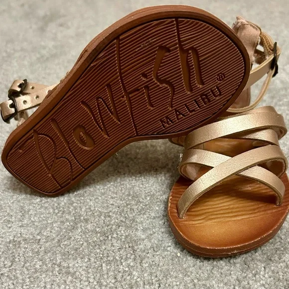Elegant Gold Blowfish Sandals - Picture 2 of 3
